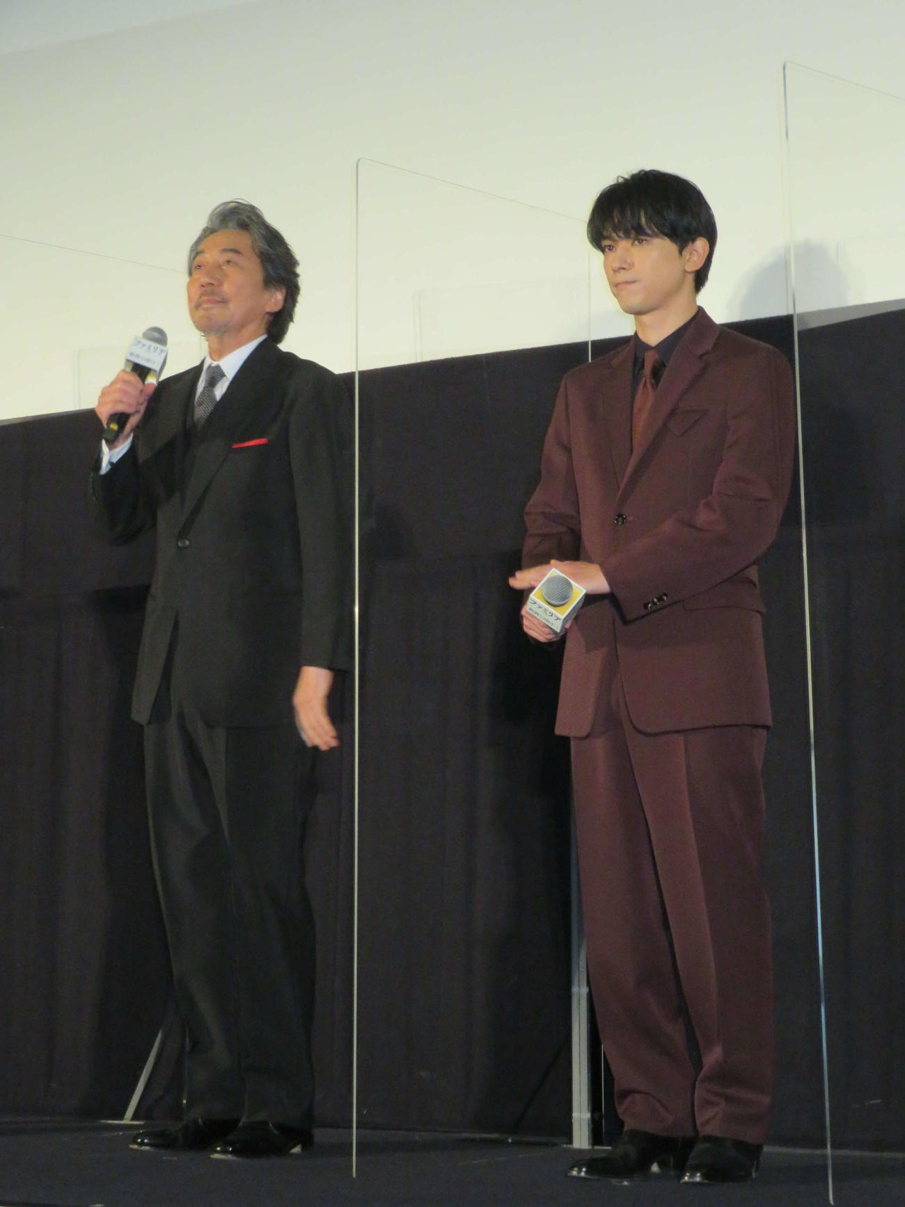 映画「ファミリア」公開記念舞台あいさつに登壇した役所広司（左）と吉沢亮（撮影・村上幸将）