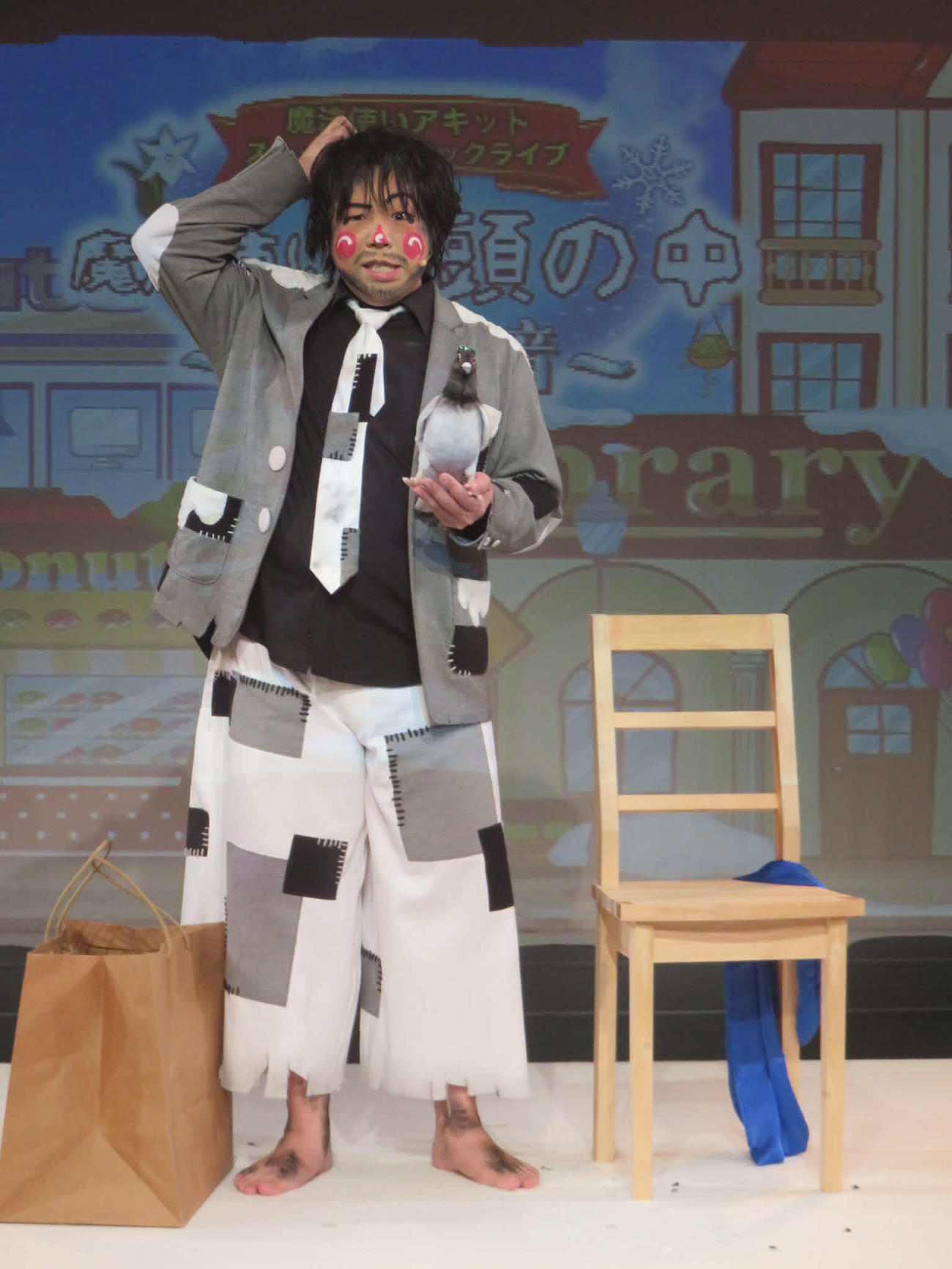 公演前にホームレス役の姿で、自らのトランスジェンダーについて説明する魔法使いアキット