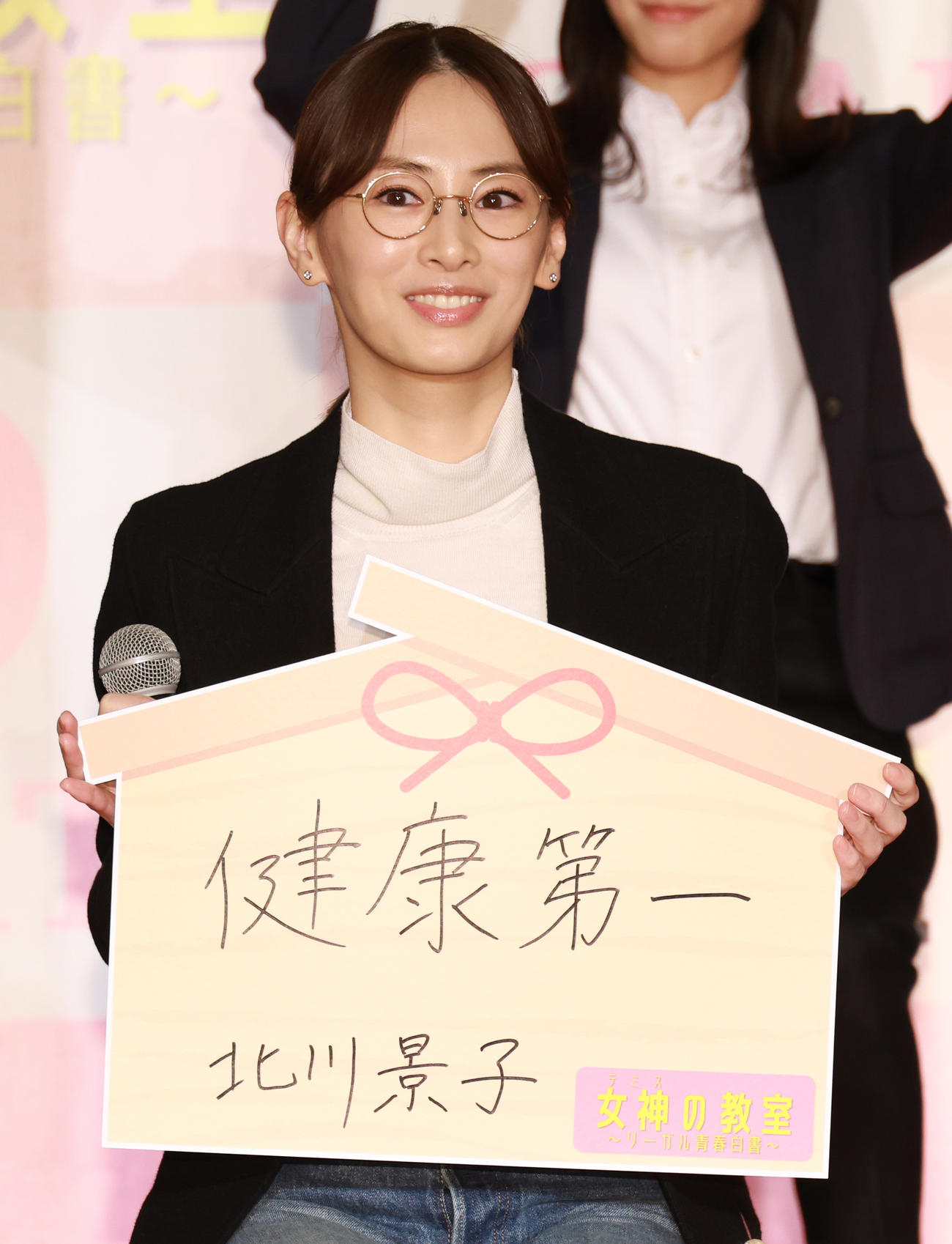 ドラマ「女神の教室～リーガル青春白書～」ヒット祈願の絵馬に「健康第一」と記した北川景子（撮影・中島郁夫）