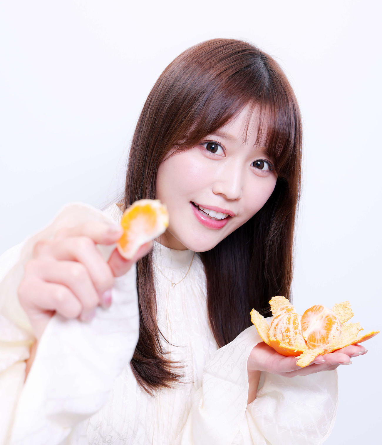 みかんを「アーン」する小日向ゆか（撮影・河田真司）