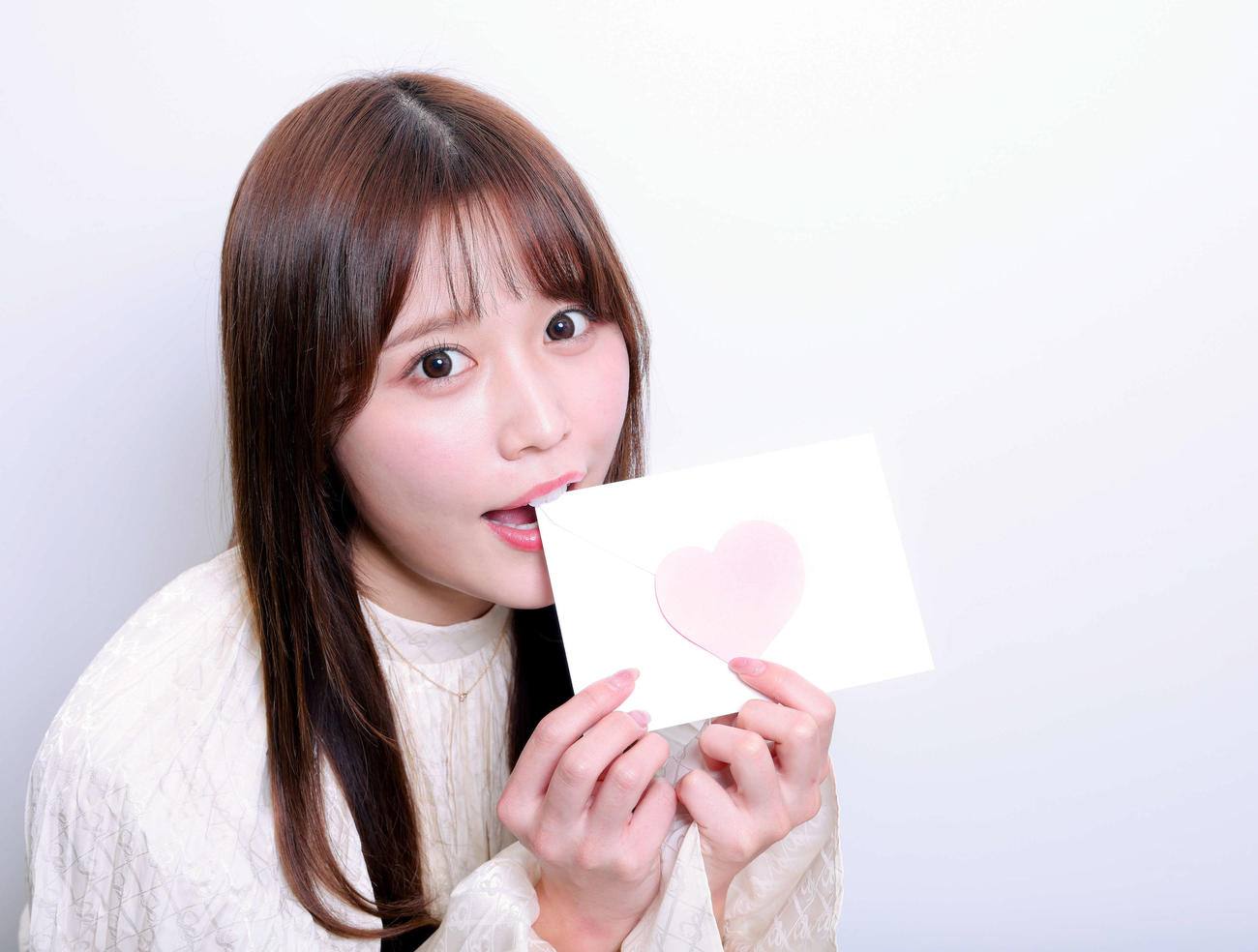 手紙を食べるしぐさでヤギ愛を表現する小日向ゆか（撮影・河田真司）