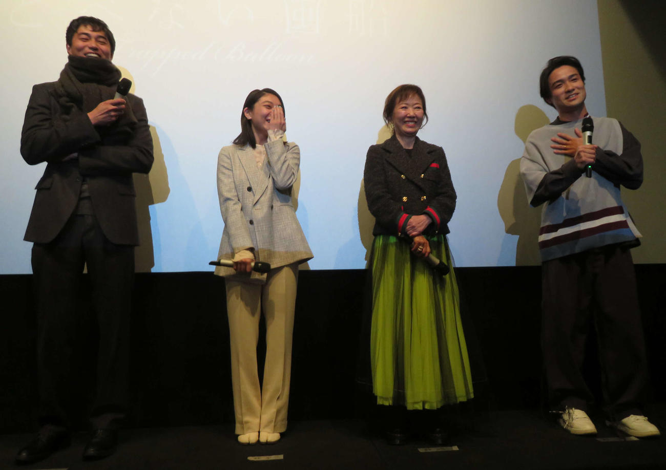 映画「とべない風船」公開記念舞台あいさつに登壇した、左から東出昌大、三浦透子、浅田美代子、笠原秀幸（撮影・村上幸将）