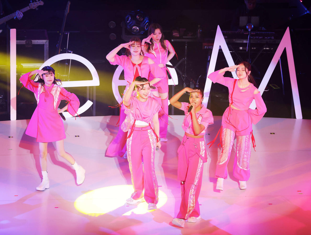 6人新体制でパフォーマンスを披露するLittle Glee Monster（撮影・河田真司）