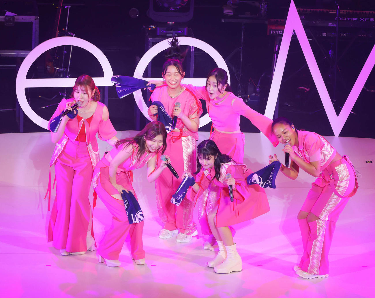 6人新体制でパフォーマンスするLittle Glee Monster。左からかれん、MAYU、ミカ、アサヒ、結海、miyou（撮影・河田真司）