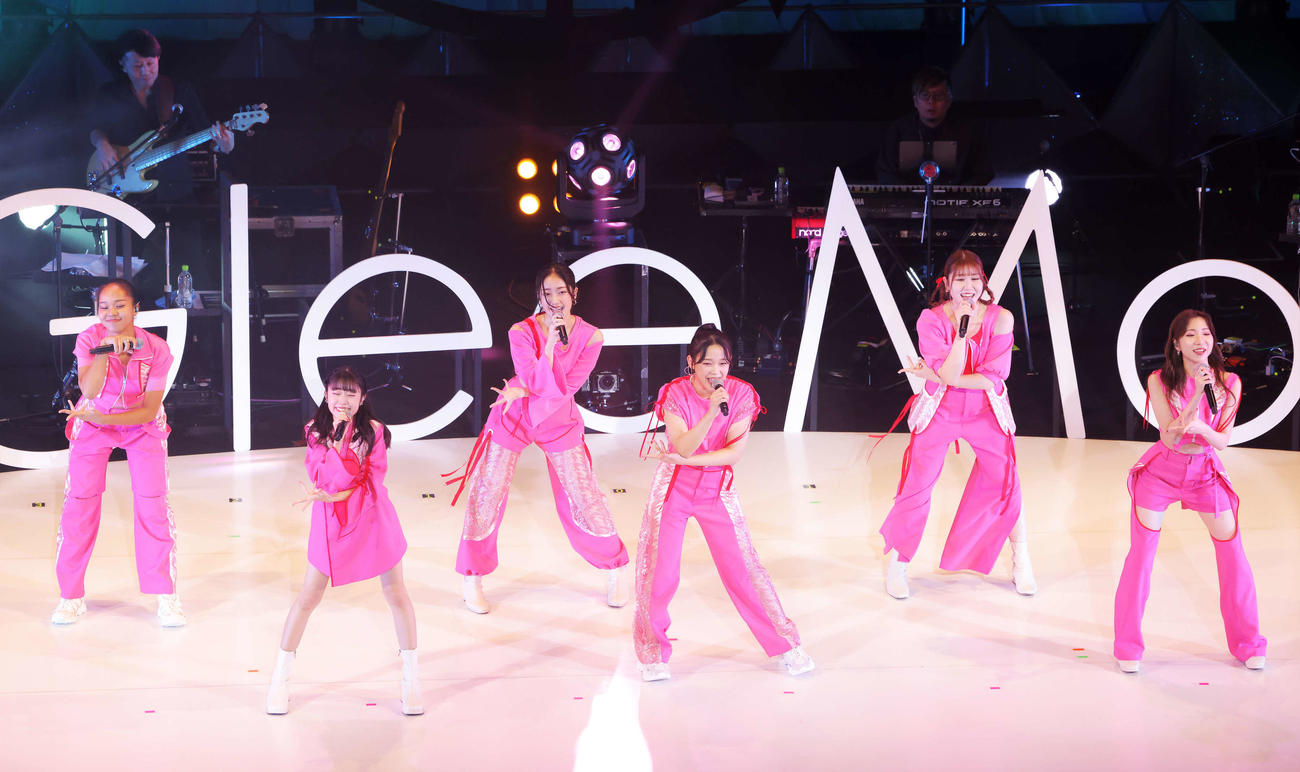 6人新体制でパフォーマンスを披露するLittle Glee Monster。左からmiyou、アサヒ、結海、ミカ、かれん、MAYU（撮影・河田真司）