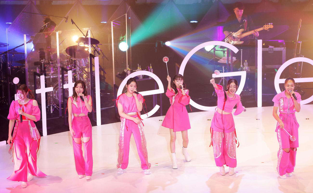 6人新体制でパフォーマンスするLittle Glee Monster。左からかれん、MAYU、ミカ、アサヒ、結海、miyou（撮影・河田真司）