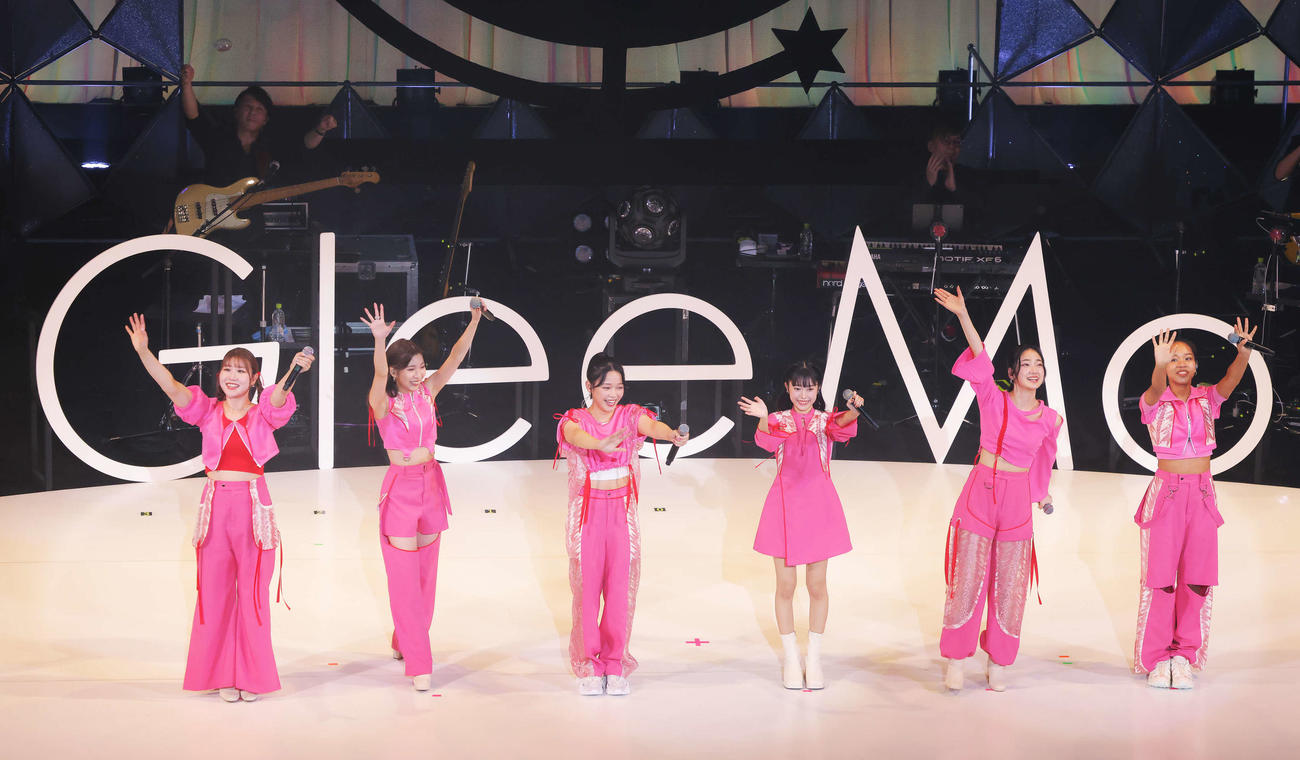 観客に手を振り応えるLittle Glee Monster。左からかれん、MAYU、ミカ、アサヒ、結海、miyou（撮影・河田真司）
