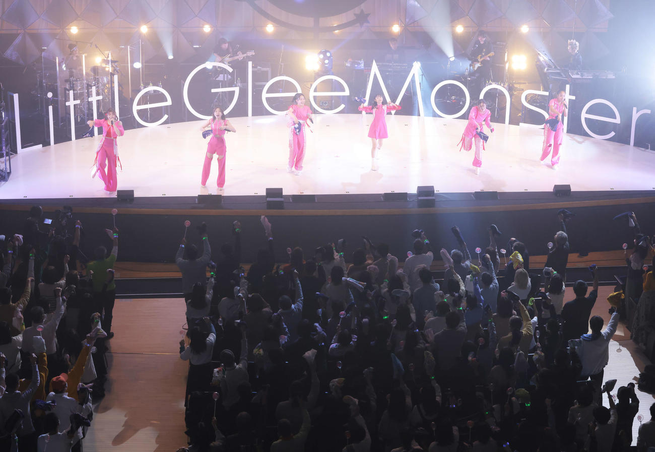 6人新体制で観客と盛り上がるLittle Glee Monster。左からかれん、MAYU、ミカ、アサヒ、結海、miyou（撮影・河田真司）