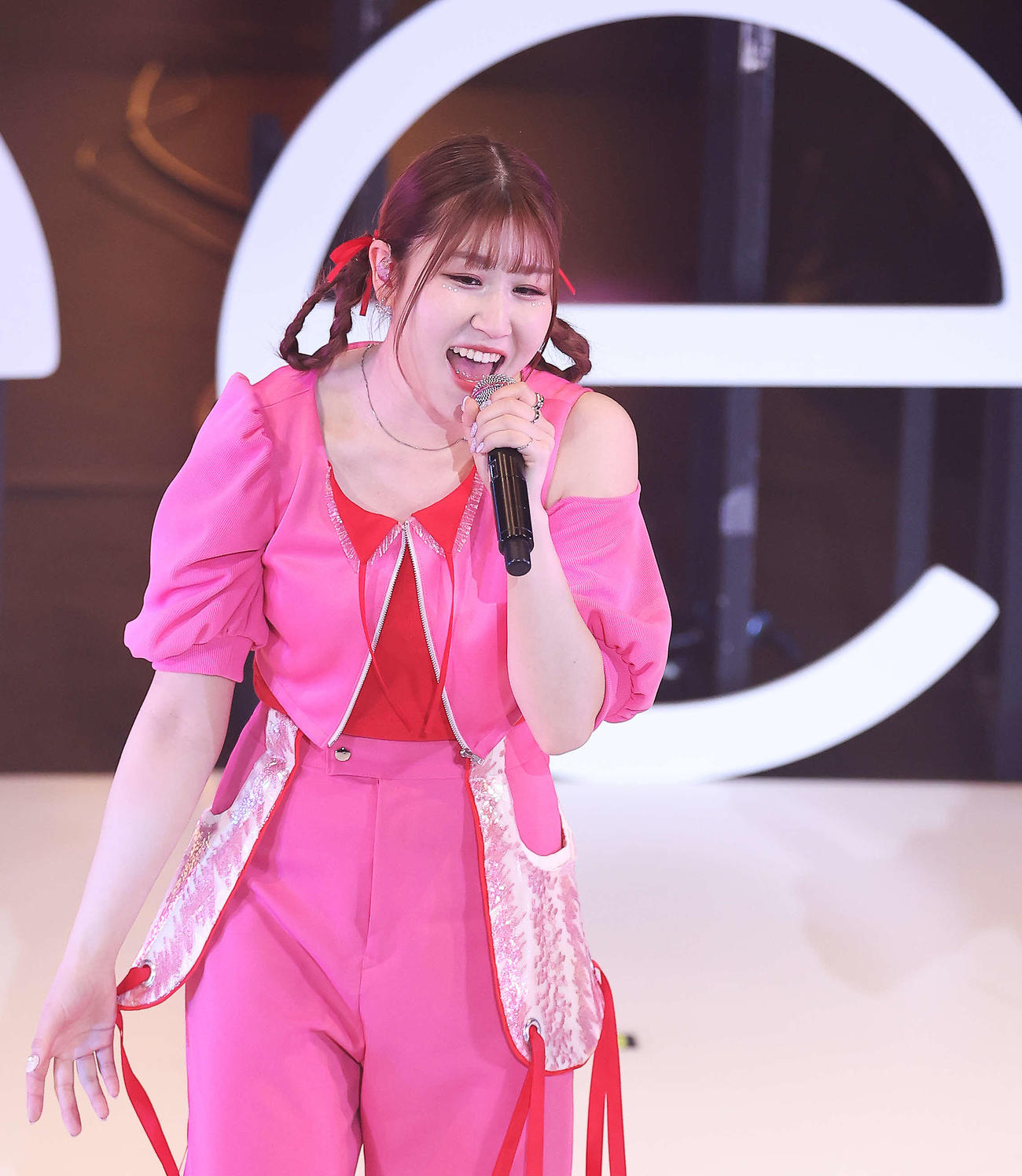 パフォーマンスを披露するLittle Glee Monsterのかれん（撮影・河田真司）