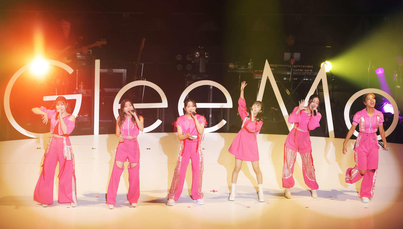 6人新体制でパフォーマンスを披露するLittle Glee Monster。左からかれん、MAYU、ミカ、アサヒ、結海、miyou（撮影・河田真司）