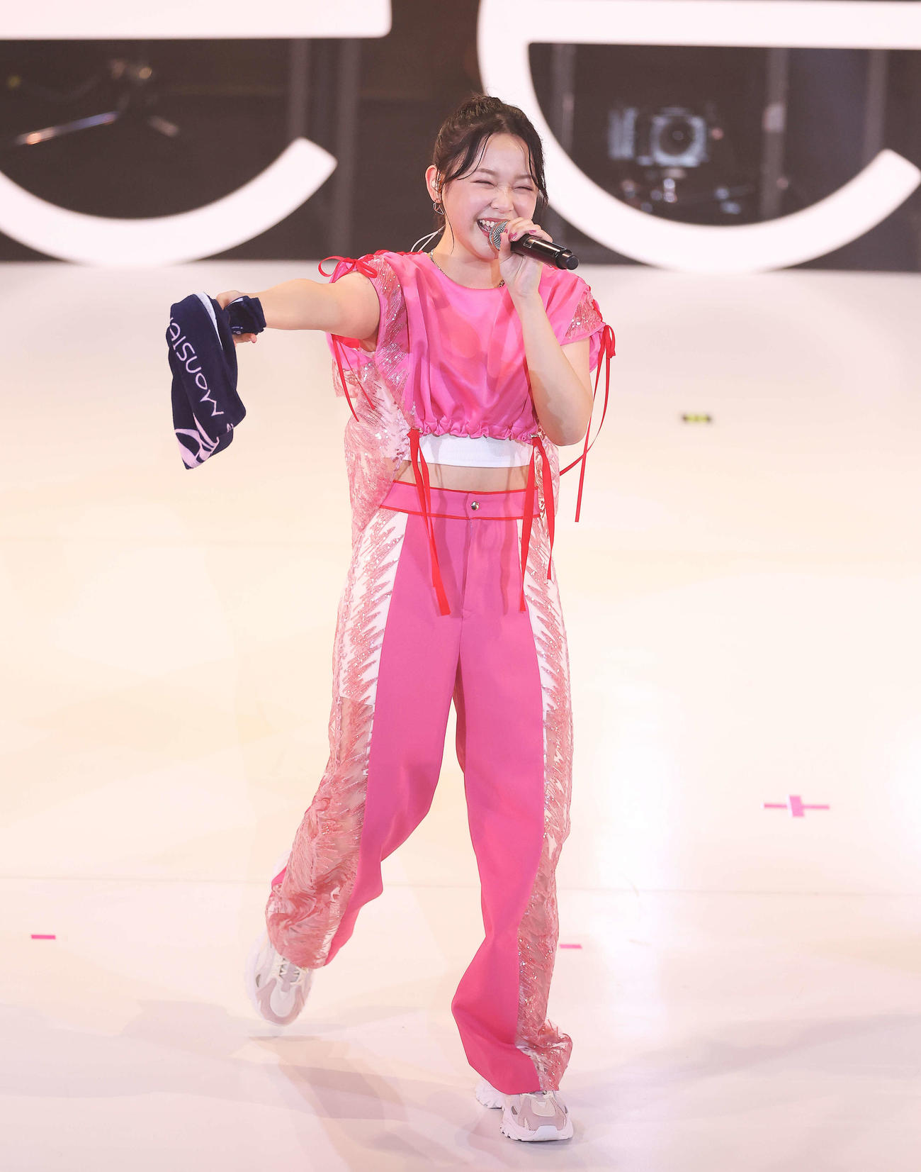 パフォーマンスを披露するLittle Glee Monsterのミカ（撮影・河田真司）