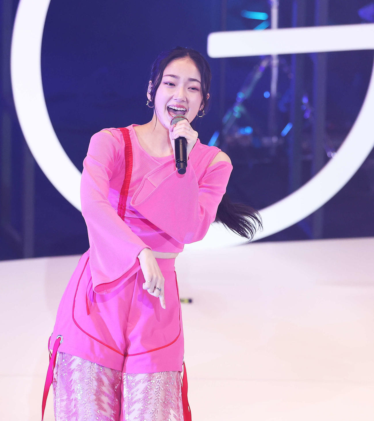 パフォーマンスを披露するLittle Glee Monsterの結海（撮影・河田真司）