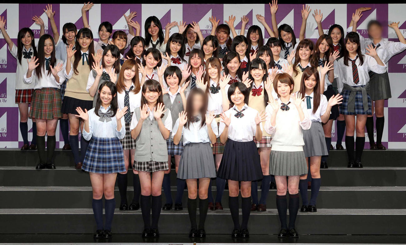 11年8月「乃木坂46」に選ばれたメンバー。最前列左から2人目が秋元真夏（一部加工）