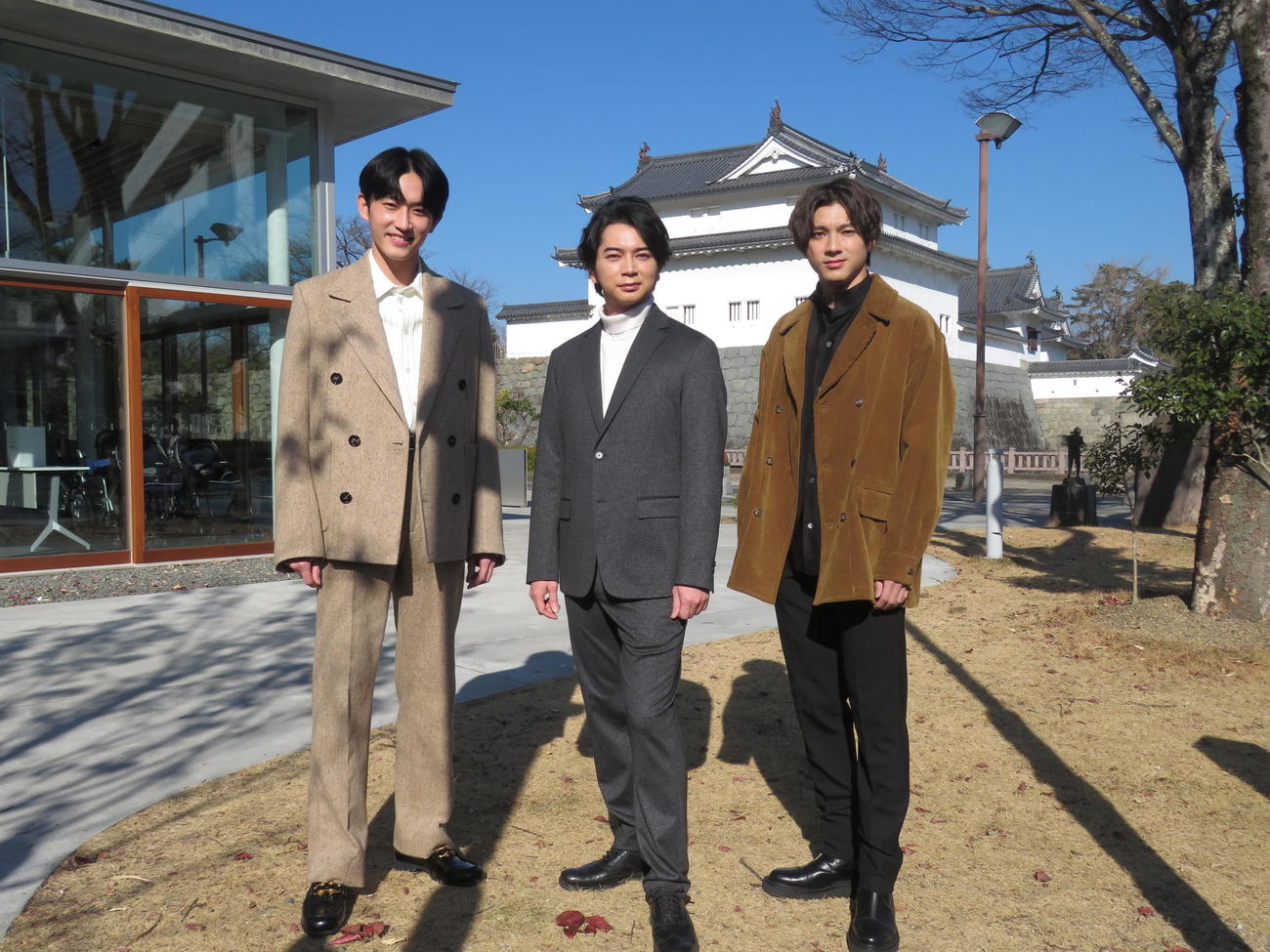 静岡・駿府城をバックに笑顔を見せる松本潤（中央）。左は杉野遥亮、右は山田裕貴（撮影・横山慧）