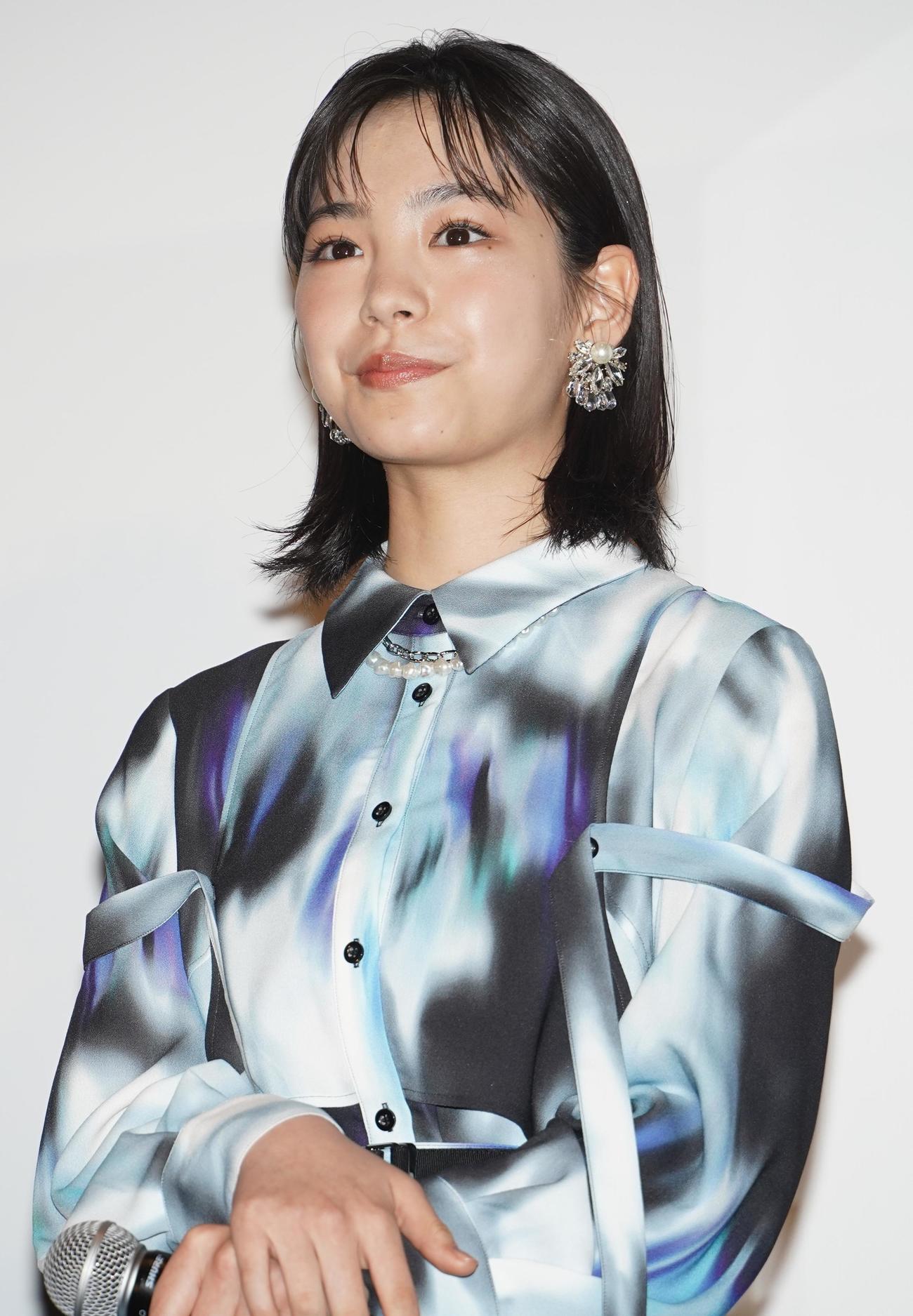 アニメ映画「かがみの孤城」の大ヒット御礼舞台あいさつに出席した、當真あみ（撮影・佐藤勝亮）