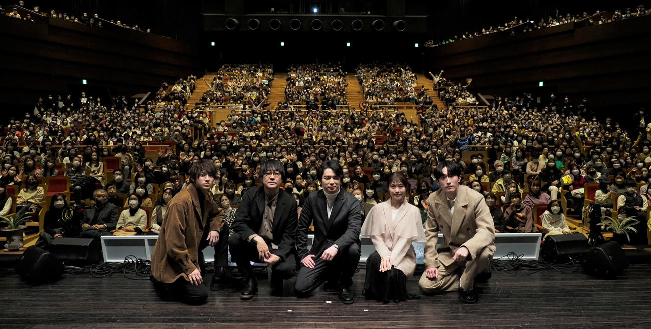 主演するNHK大河ドラマ「どうする家康」のパブリックビューイングに登場した松本潤（中央）。左から山田裕貴、大森南朋、1人おいて有村架純、杉野遥亮