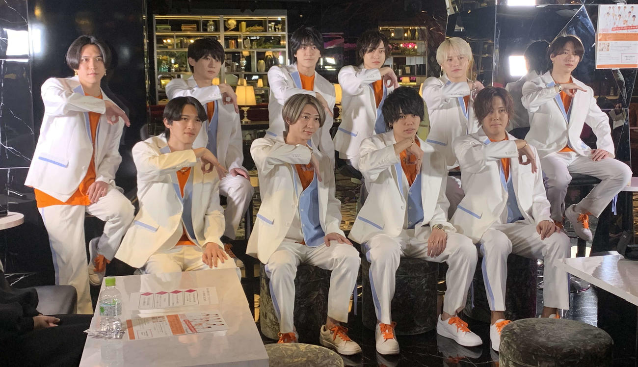 お披露目会を行った、新宿・歌舞伎町のホストで結成したアイドルグループ、KG9のメンバー。上段左からKEITY、KONAN、AI、J、UTA、KOUTASO、下段左からAO、　DAIYA、NEO、LEO（撮影・松尾幸之介）