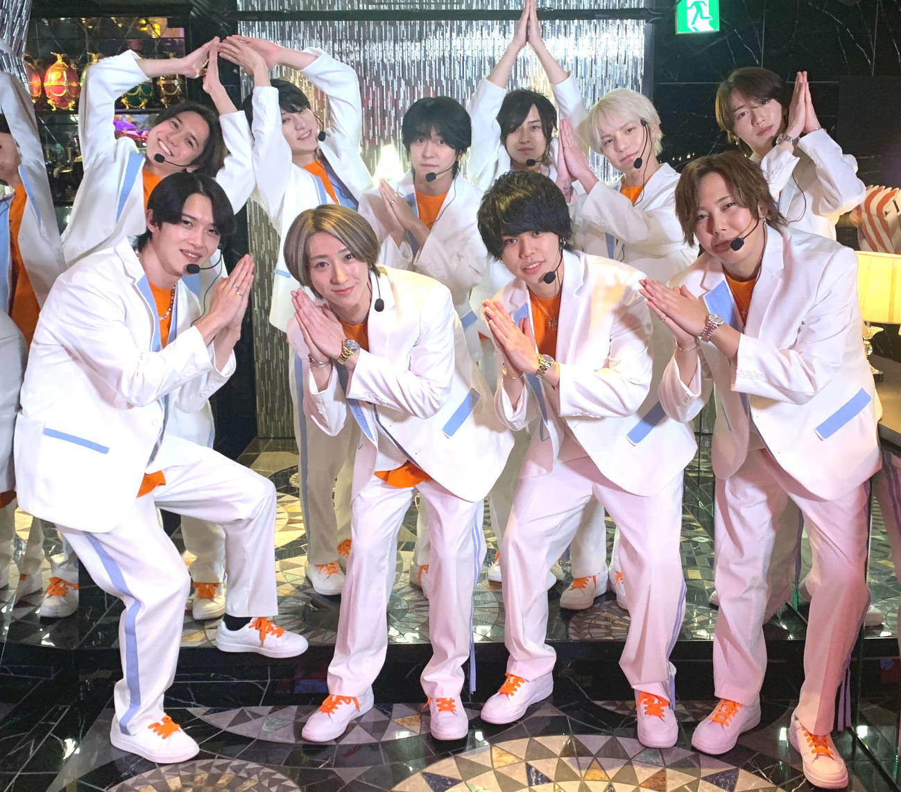 デビュー曲「Higher Higher」の振り付けにも入っている竹の子ニョッキポーズを決める新宿・歌舞伎町のホストで結成したアイドルグループ、KG9のメンバー。上段左からKEITY、KONAN、AI、J、UTA、KOUTASO、下段左からAO、DAIYA、NEO、LEO（撮影・松尾幸之介）