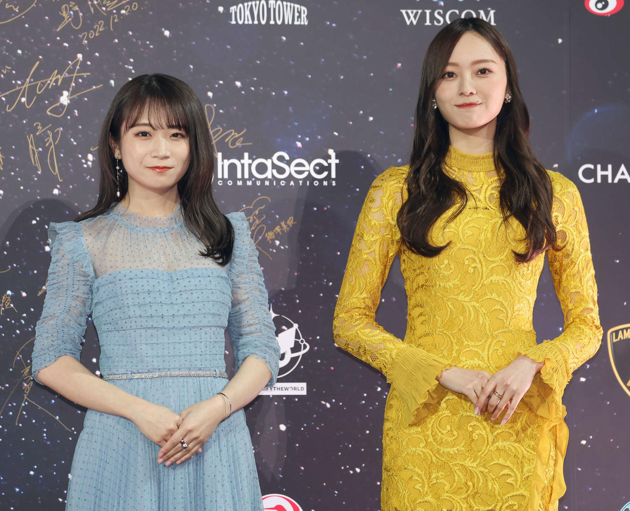 「WEIBO Account Festival 2022」に登場した乃木坂46の秋元真夏（左）と梅澤美波（撮影・宮地輝）