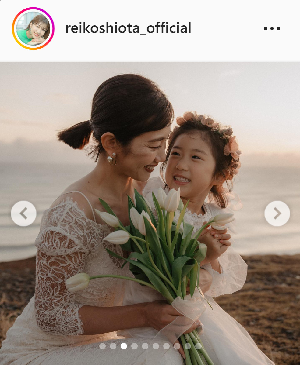 ウエディングドレス姿の潮田玲子さん（左）と長女の2ショット（潮田玲子さんのインスタグラムより）