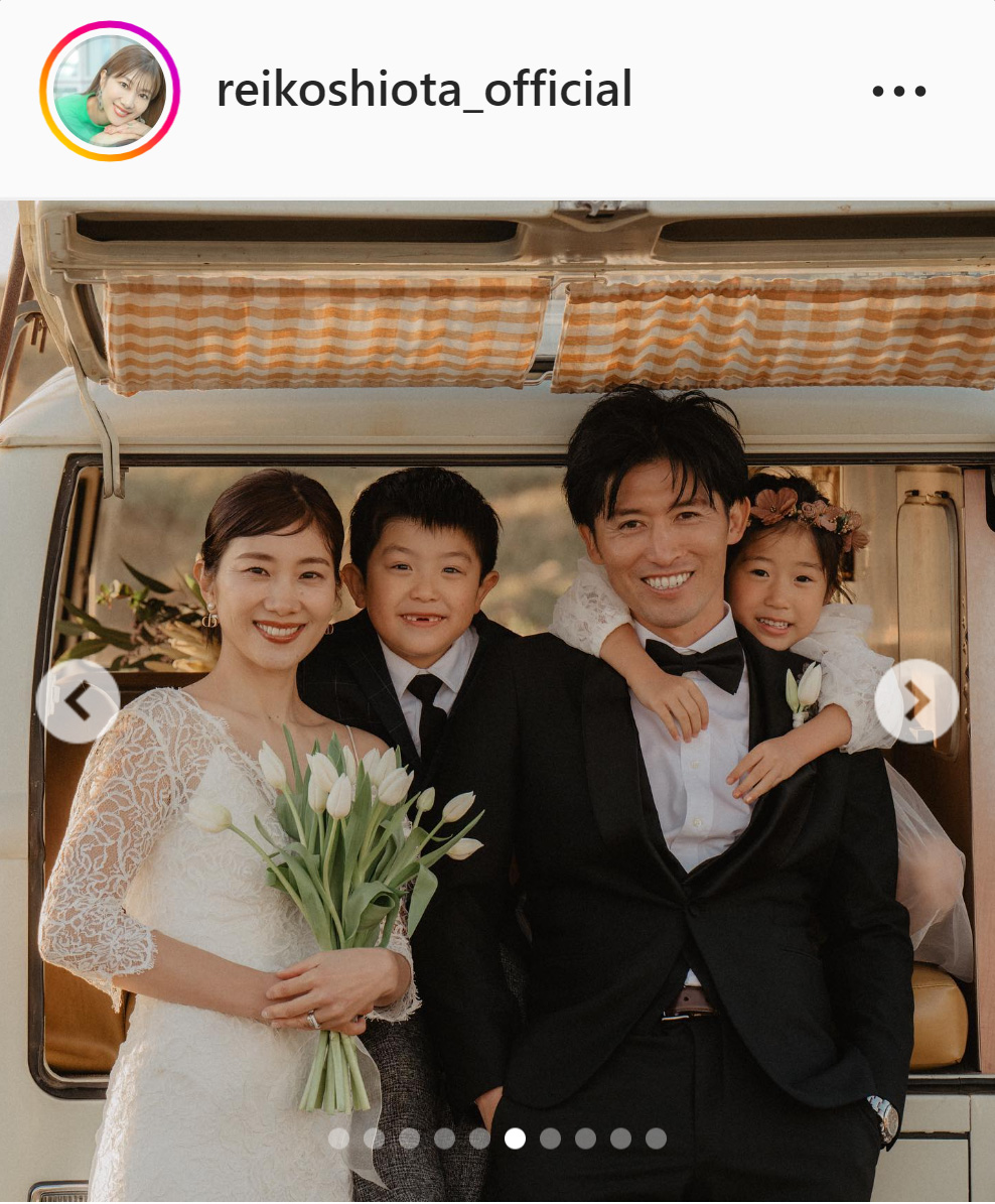 潮田玲子さん（左端）ら笑顔の家族写真（潮田玲子さんのインスタグラムより）