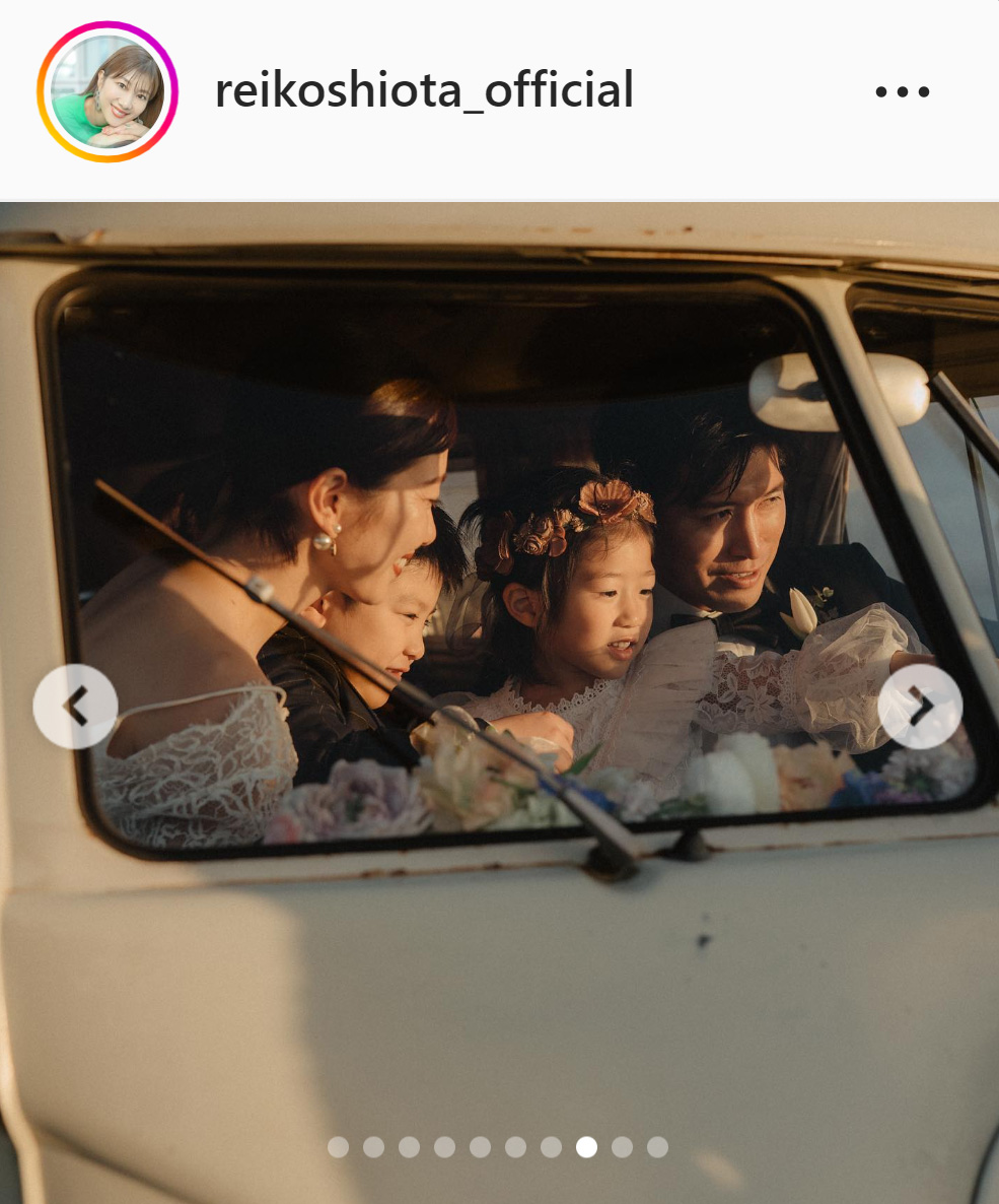 ワゴンバスの車内で家族写真に納まる潮田玲子さん（左端）ら（潮田玲子さんのインスタグラムより）