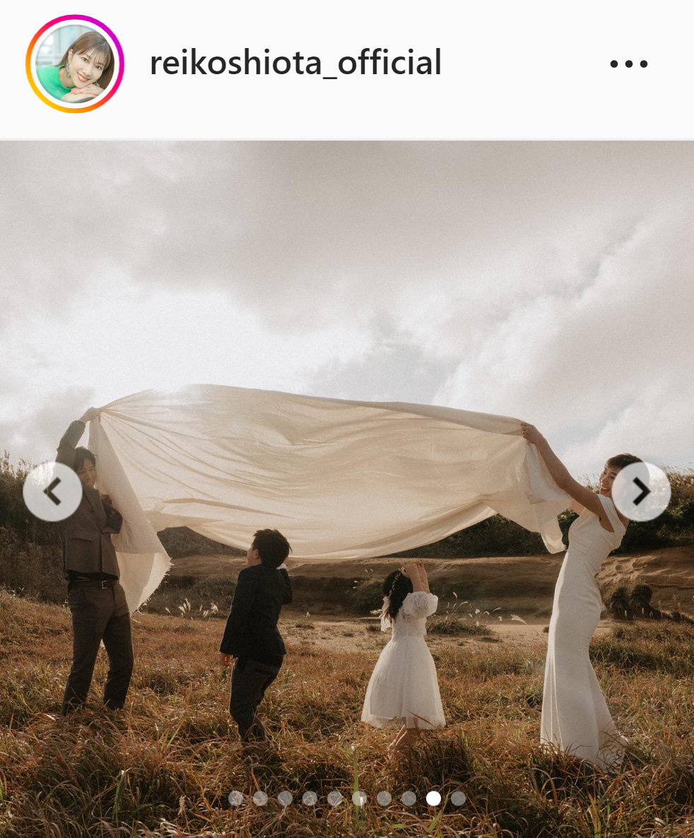 家族4人で写真に納まる潮田玲子さん（右端）ら（潮田玲子さんのインスタグラムより）