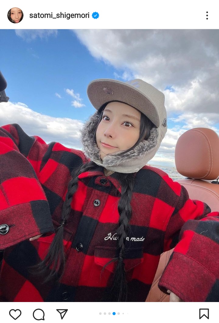 重盛さと美が公開した上半身ショット（重盛さと美のインスタグラムより）