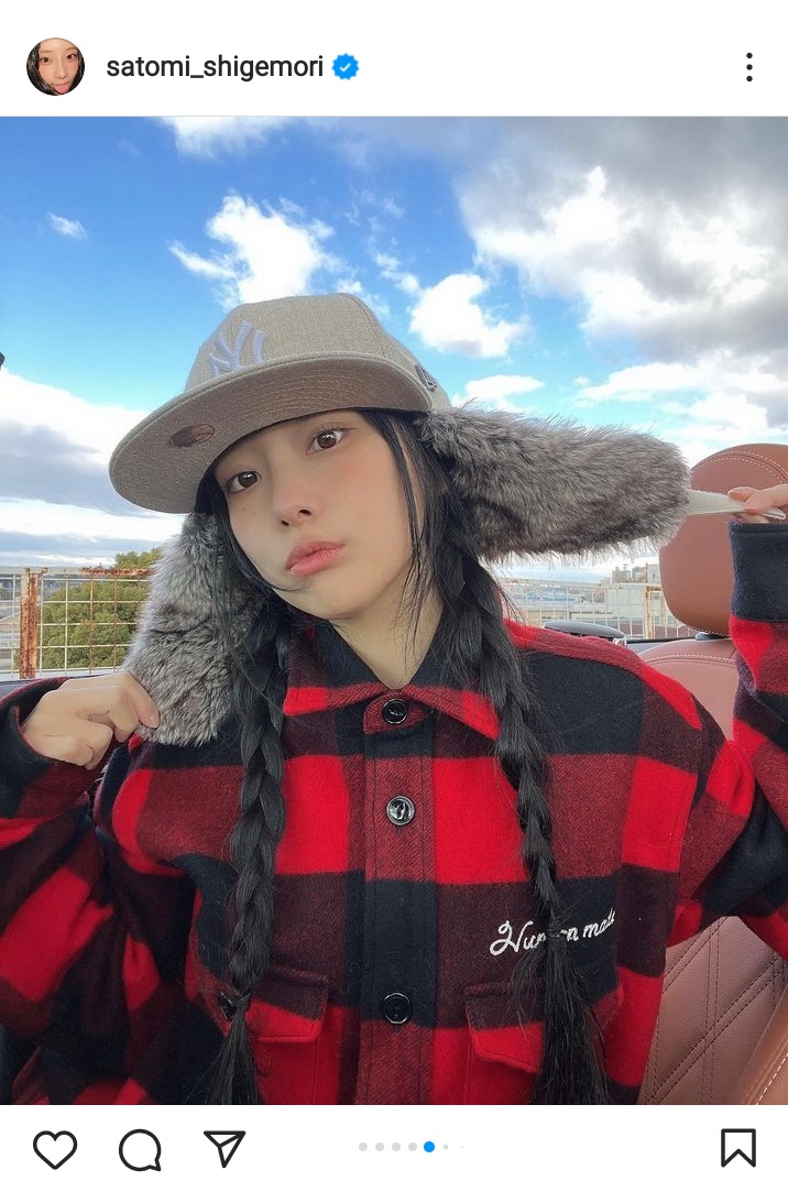 重盛さと美が公開した上半身ショット（重盛さと美のインスタグラムより）