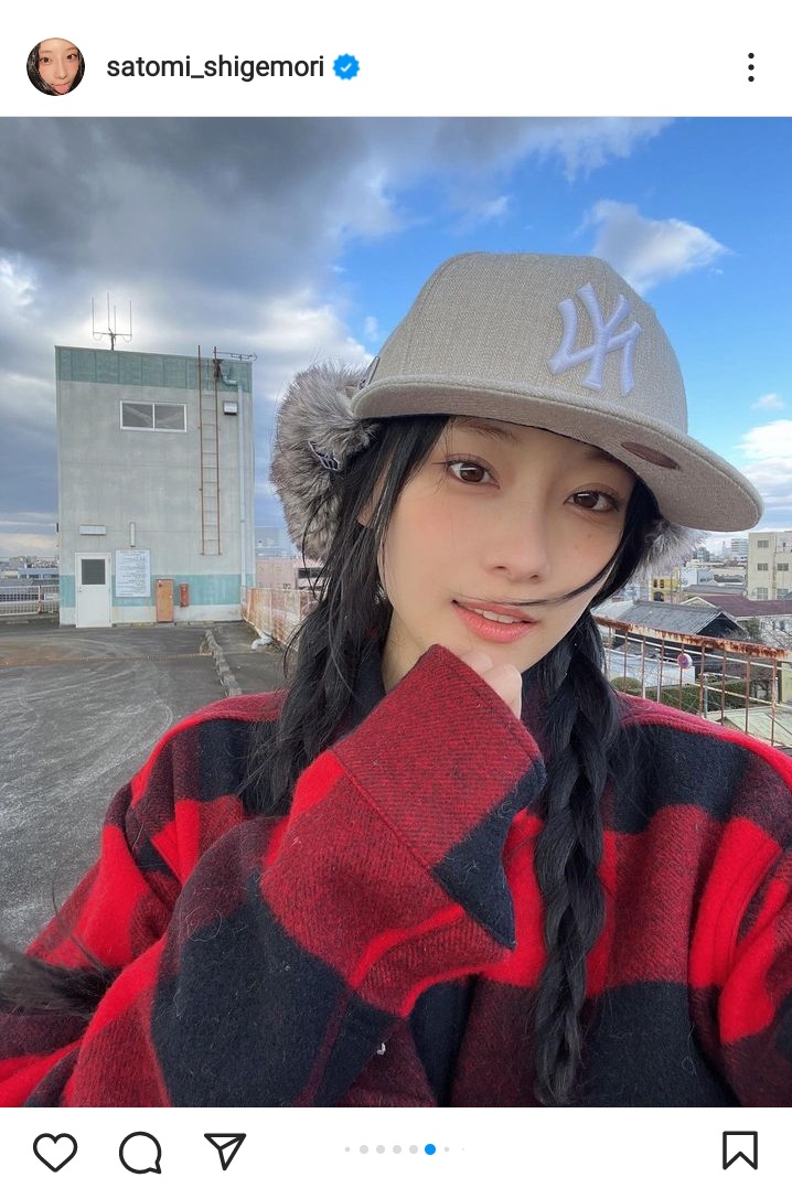 重盛さと美が公開した上半身ショット（重盛さと美のインスタグラムより）