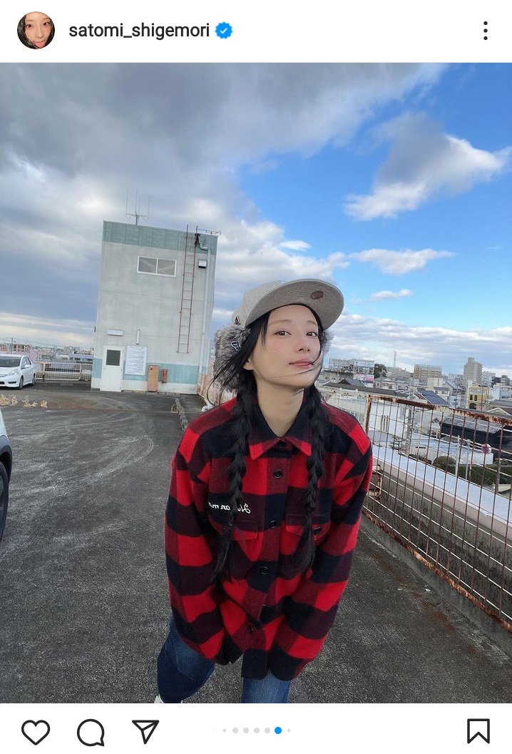 重盛さと美が公開した上半身ショット（重盛さと美のインスタグラムより）