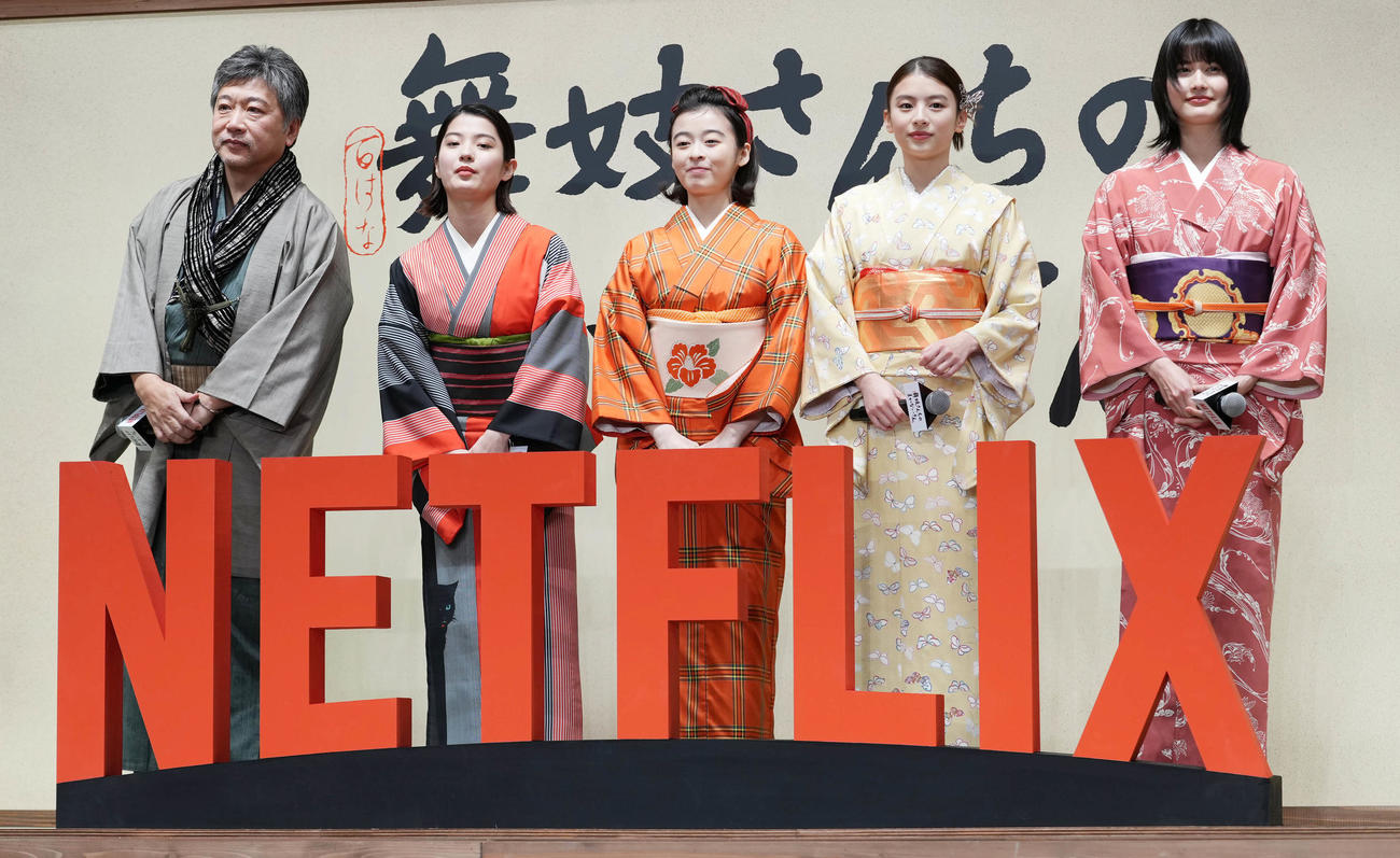 Netflixシリーズ「舞妓さんちのまかないさん」配信記念プレミアイベントに臨む、左から是枝裕和監督、蒔田彩珠、森七菜、出口夏希、橋本愛（撮影・小沢裕）