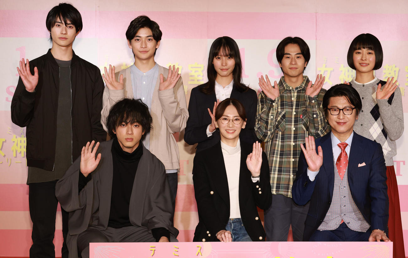 ドラマ「女神の教室～リーガル青春白書～」制作発表。前列左から山田裕貴、北川景子、及川光博ら（2023年1月撮影）