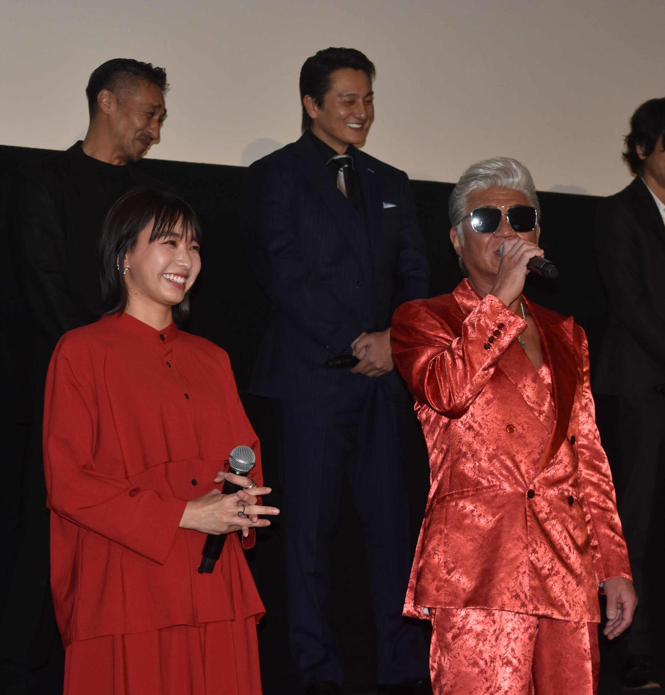 映画「BAD CITY」完成披露上映会の舞台あいさつに登壇した主演の小沢仁志（前列右）。左は坂ノ上茜。後列左から山口祥行、本宮泰風