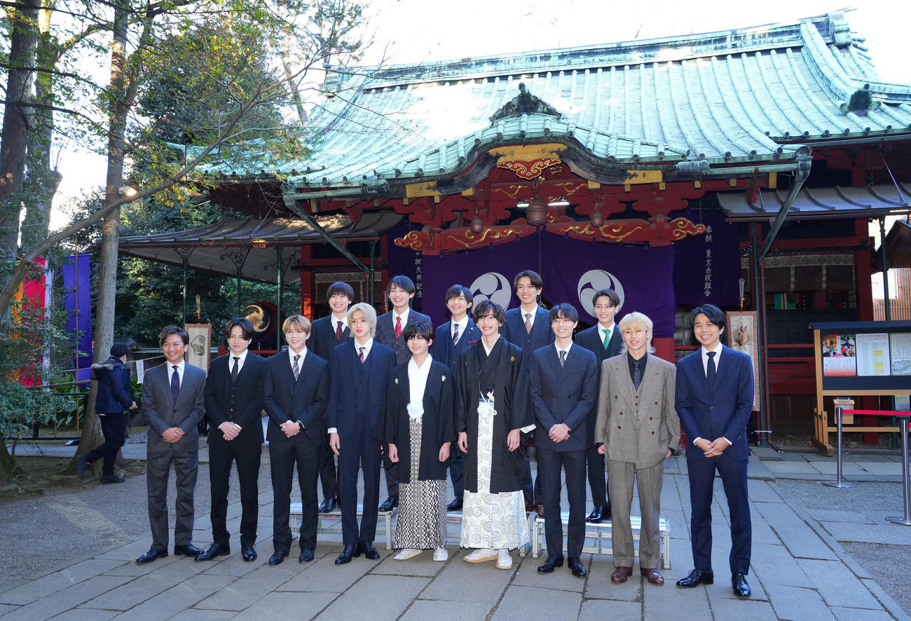 成人式祈願で社殿の前で記念写真に納まる、前列左から立会人の国分太一、菊池風磨、新成人の佐々木大光、佐藤龍我、長尾謙杜、道枝駿佑、作間龍斗、猪狩蒼弥、立会人の井ノ原快彦。後列左から新成人の小柴陸、内村颯太、川崎皇輝、深田竜生、安嶋秀生（撮影・菅敏）