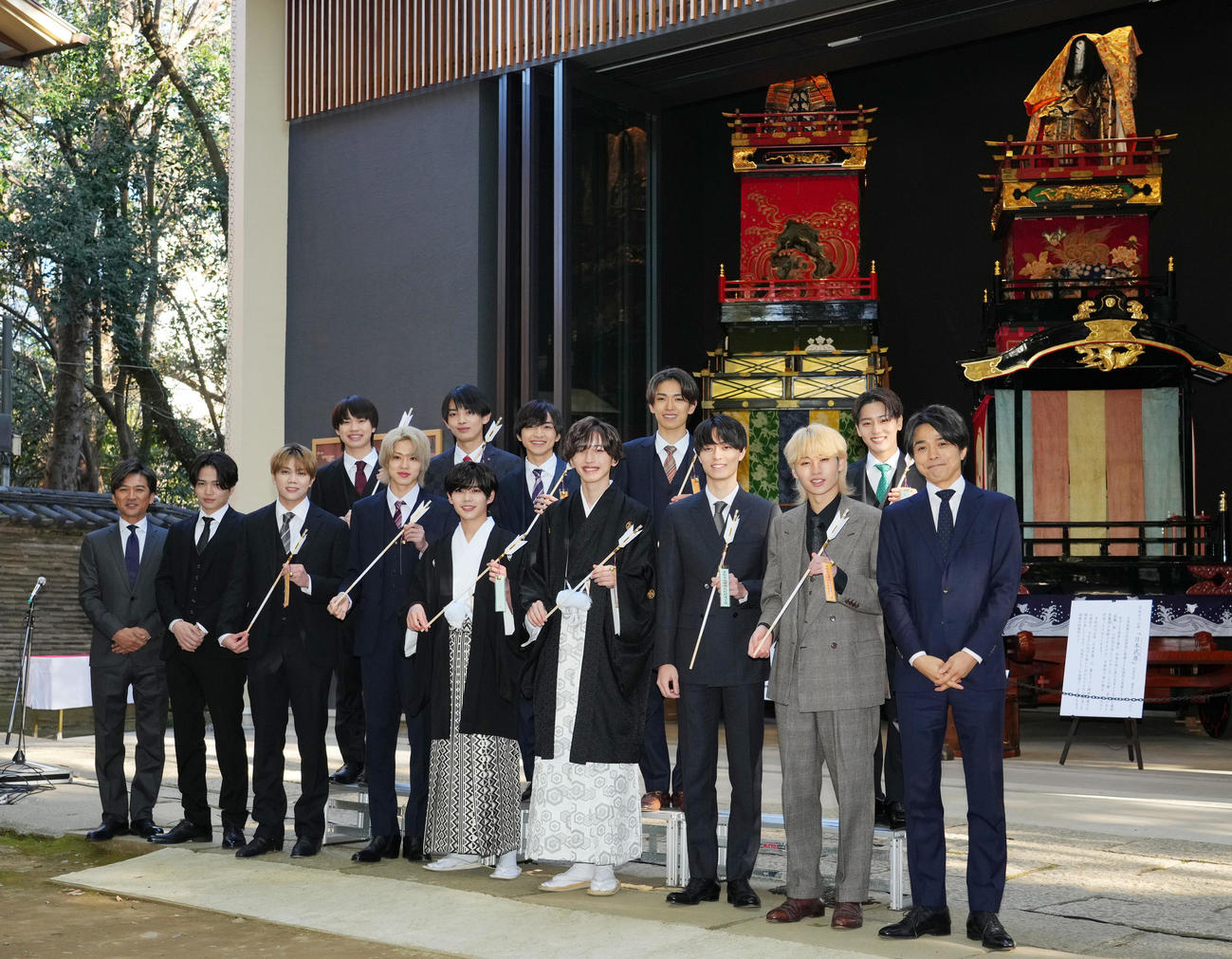 成人式祈願を終え山車を背に記念写真に納まる、前列左から立会人の国分太一、菊池風磨、新成人の佐々木大光、佐藤龍我、長尾謙杜、道枝駿佑、作間龍斗、猪狩蒼弥、立会人の井ノ原快彦。後列左から新成人の小柴陸、内村颯太、川崎皇輝、深田竜生、安嶋秀生（撮影・菅敏）