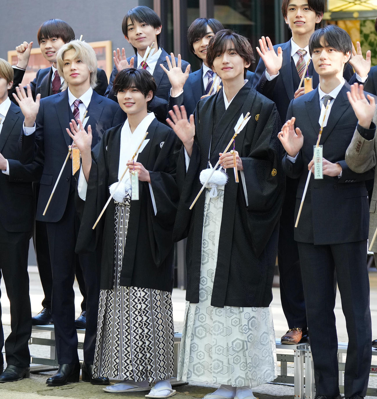 成人式祈願を終え記念写真に納まる長尾謙杜（左から2人目）と道枝駿佑（左から3人目）。左端は佐藤龍我、右端は作間龍斗（撮影・菅敏）
