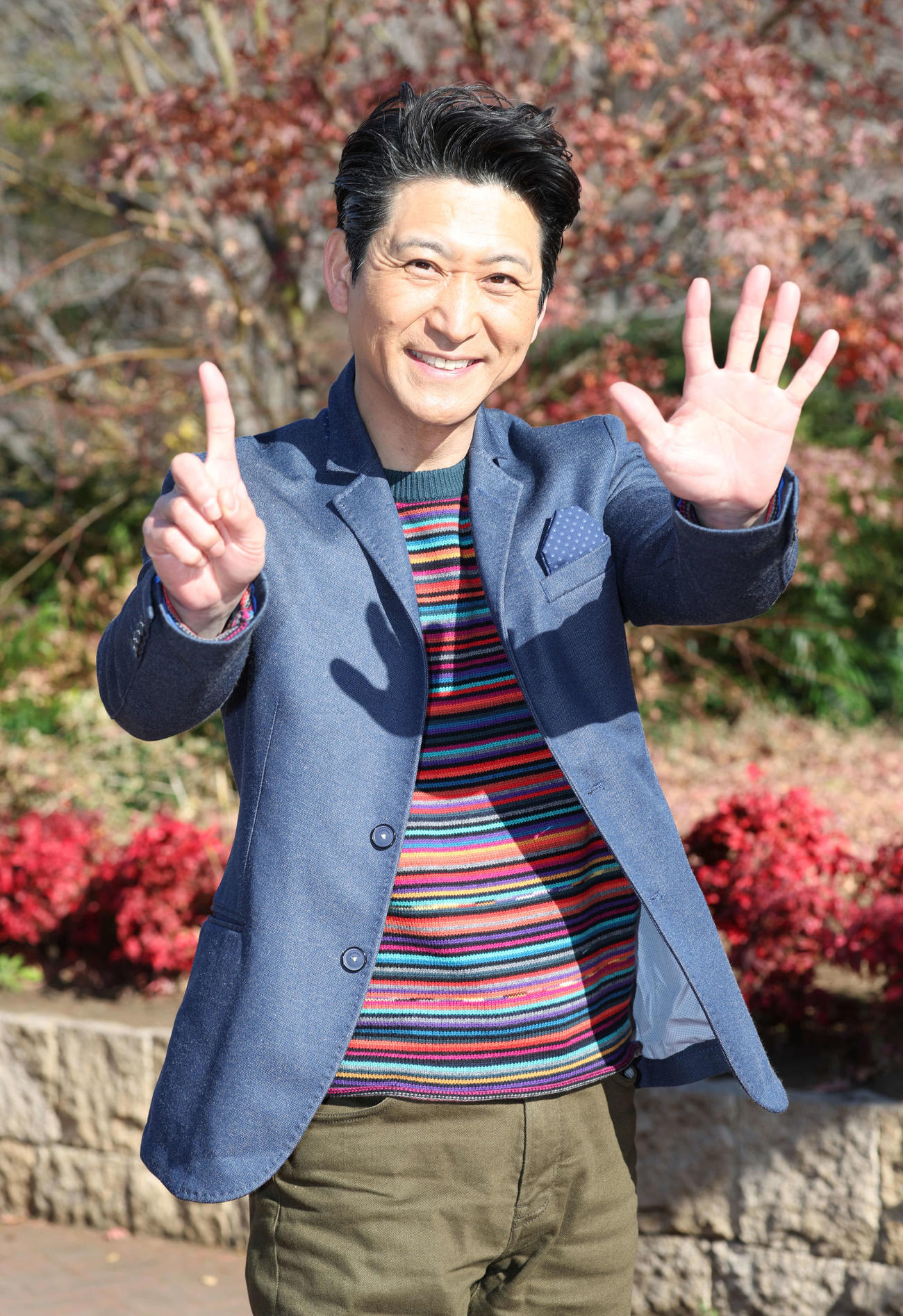 15周年ポーズを決める走裕介（撮影・宮地輝）