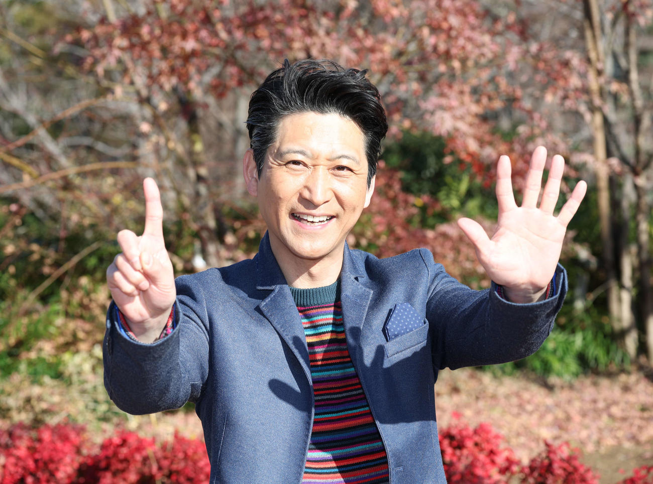 15周年ポーズを決める走裕介（撮影・宮地輝）