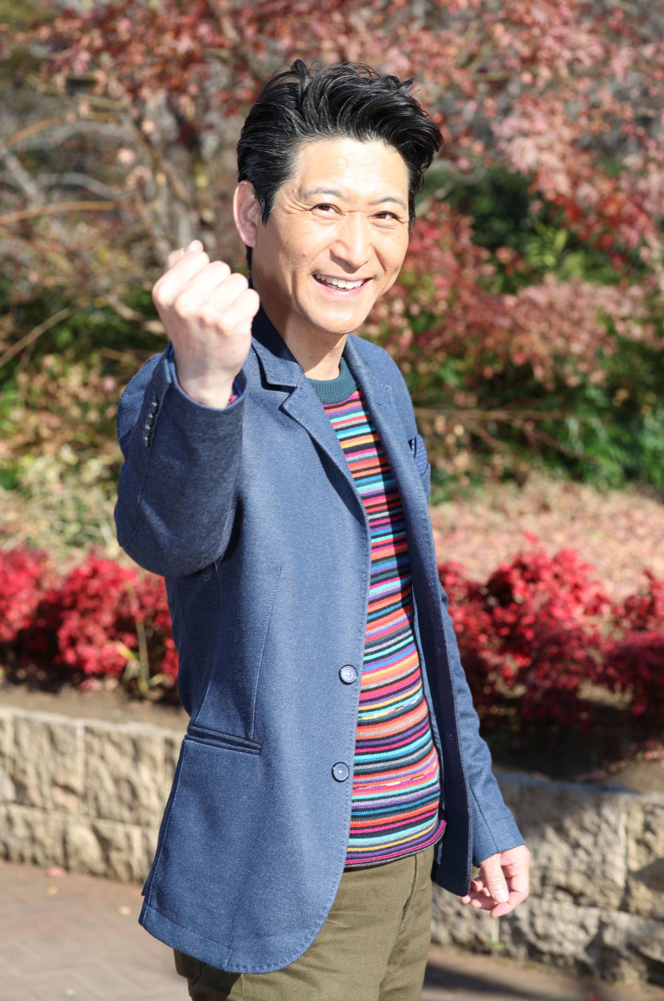 こぶしポーズを取る走裕介（撮影・宮地輝）