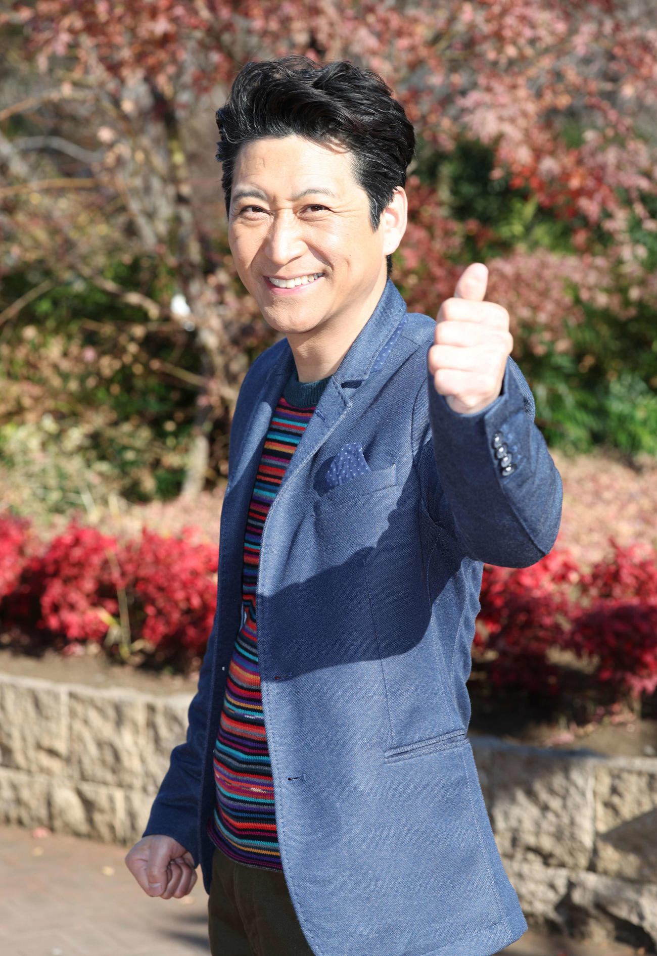 力強くサムズアップする走裕介（撮影・宮地輝）
