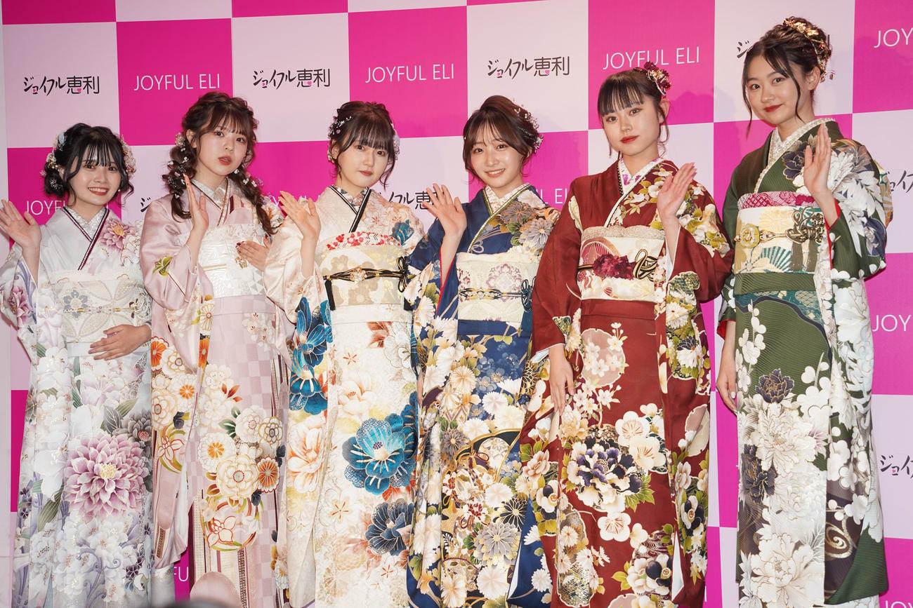 「振袖TEENSお披露目イベント」に出席した、左から実熊瑠琉、折田涼夏、わたげ、石川翔鈴、本望あやか、みとゆな（撮影・佐藤勝亮）