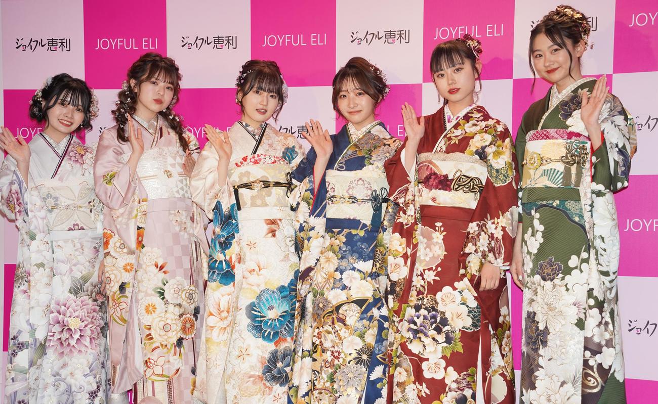 「振袖TEENSお披露目イベント」に出席した、左から実熊瑠琉、折田涼夏、わたげ、石川翔鈴、本望あやか、みとゆな（撮影・佐藤勝亮）