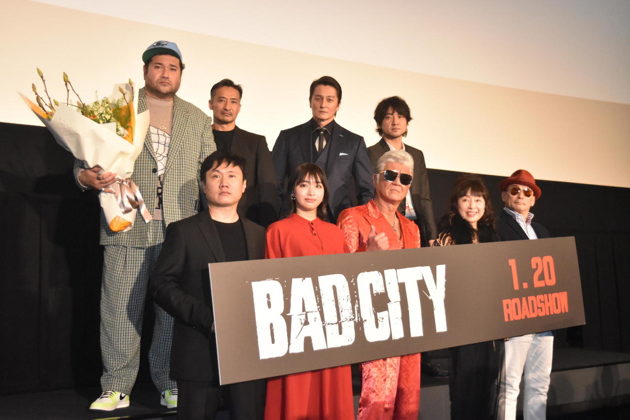 映画「BAD CITY」完成披露上映会の舞台あいさつに登壇した小沢仁志（前列中央）。前列左から園村健介監督、坂ノ上茜、1人おいてかたせ梨乃、横山剣。後列左から勝矢、山口祥行、本宮泰風、三元雅芸