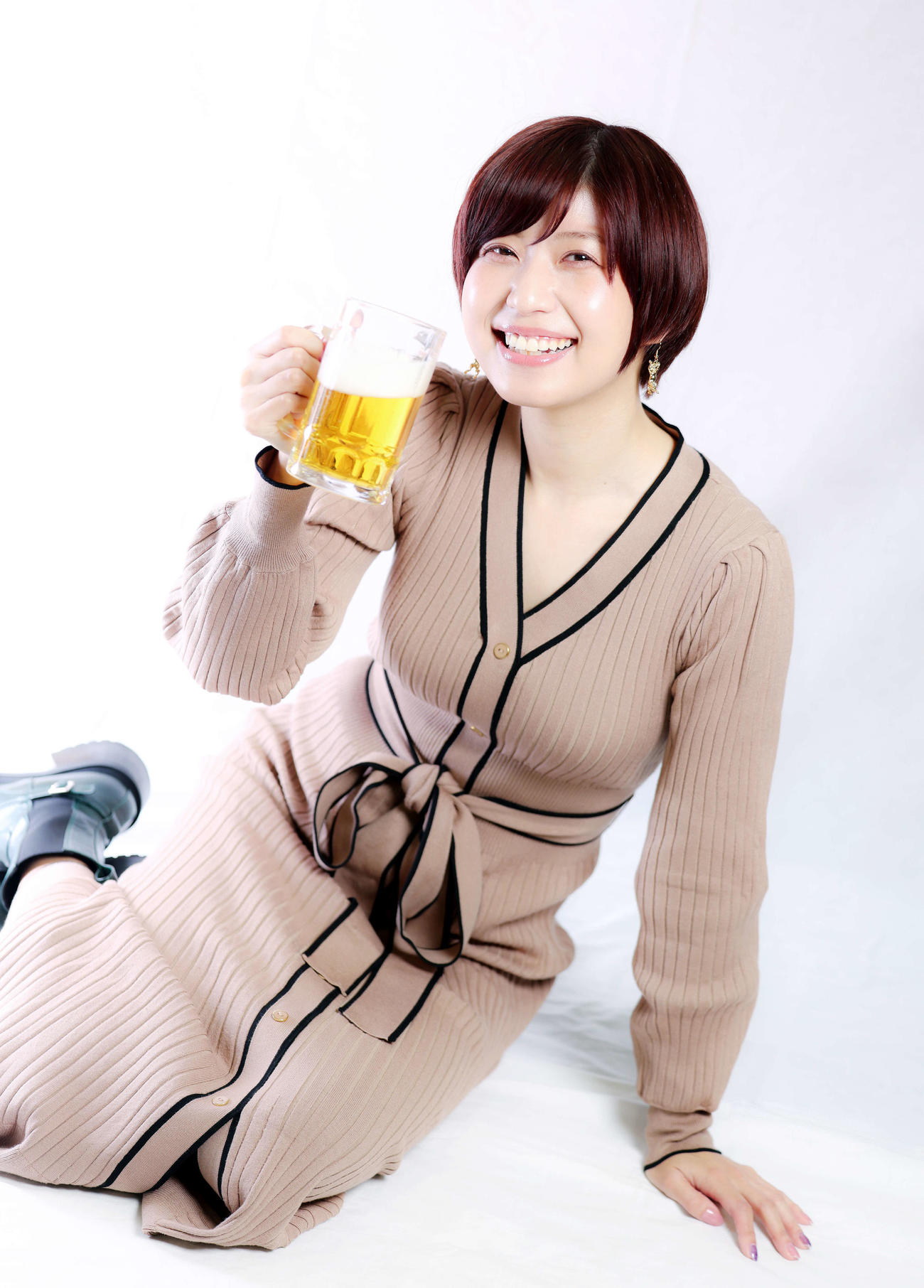 ビールを飲みながら満足そうな笑顔を見せるグラビアアイドルの天野麻菜（撮影・河田真司）