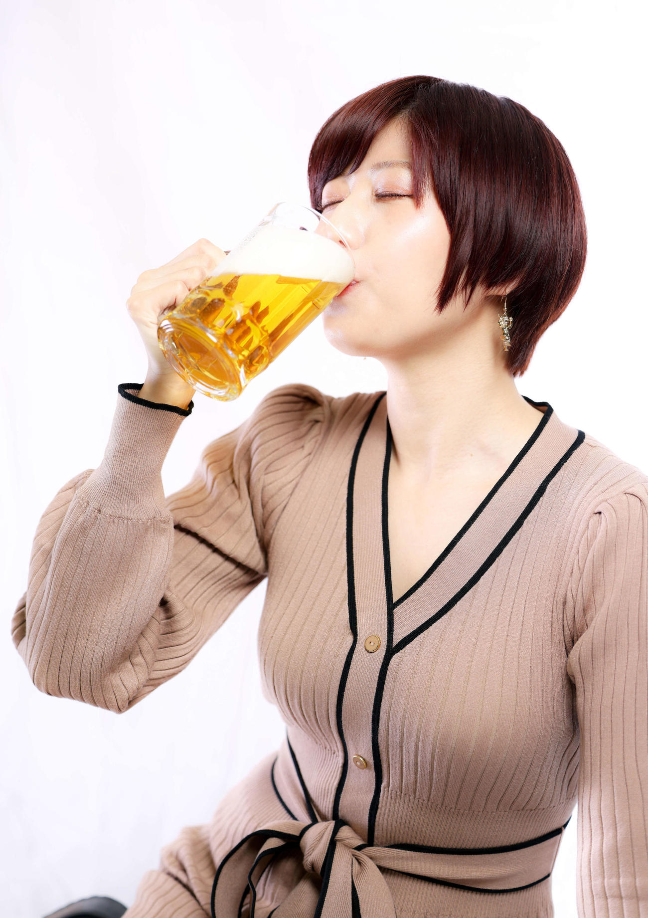 ビールをおいしそうに飲むグラビアアイドルの天野麻菜（撮影・河田真司）
