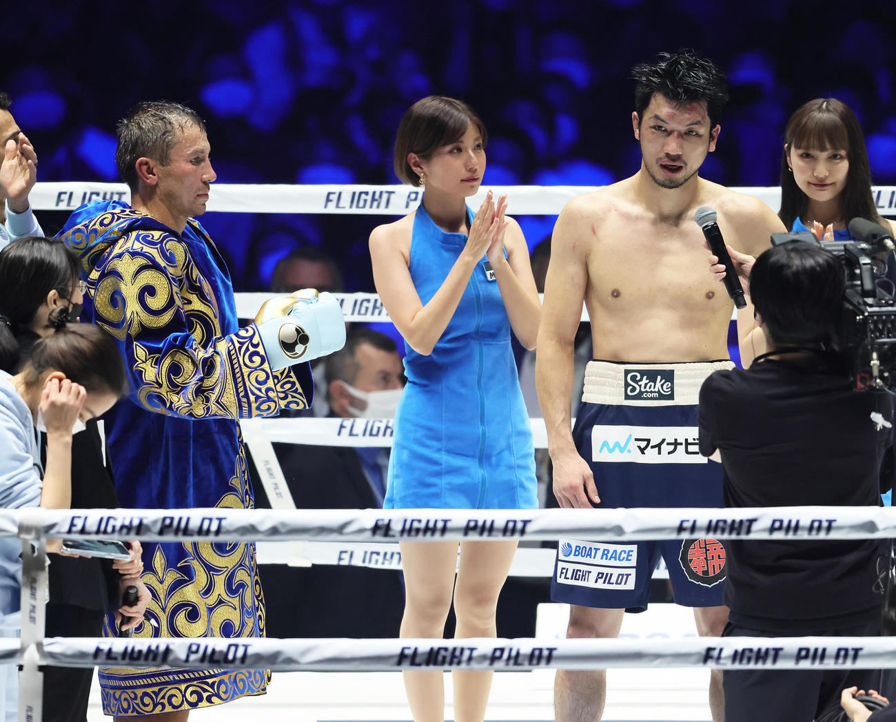 22年4月、WBA、IBF世界ミドル級タイトル戦・村田－ゴロフキン戦でラウンドガールを務め、試合後にリング上でインタビューを受ける村田（右）に拍手を送る天野麻菜