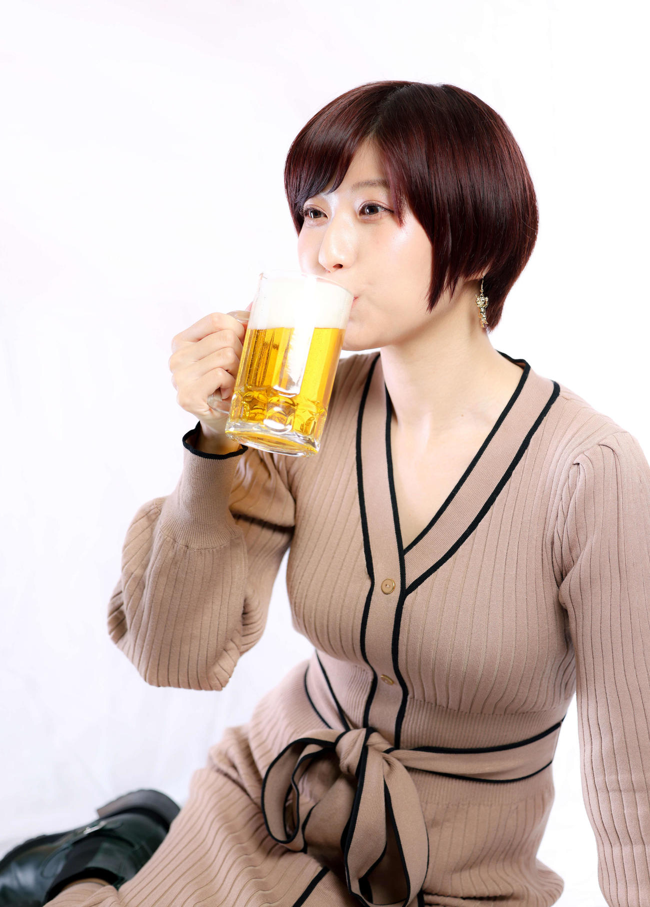インタビュー　ビールをおいしそうに飲むグラビアアイドルの天野麻菜＝2022年11月22日
