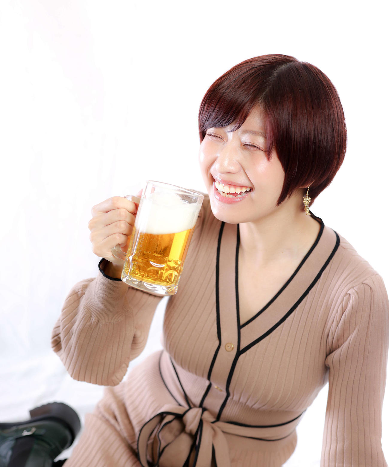 インタビュー　ビールを飲む動画のアップを開始して10年目を迎えたグラビアアイドルの天野麻菜。ビール片手にすてきな笑顔を見せてくれました＝2022年11月28日