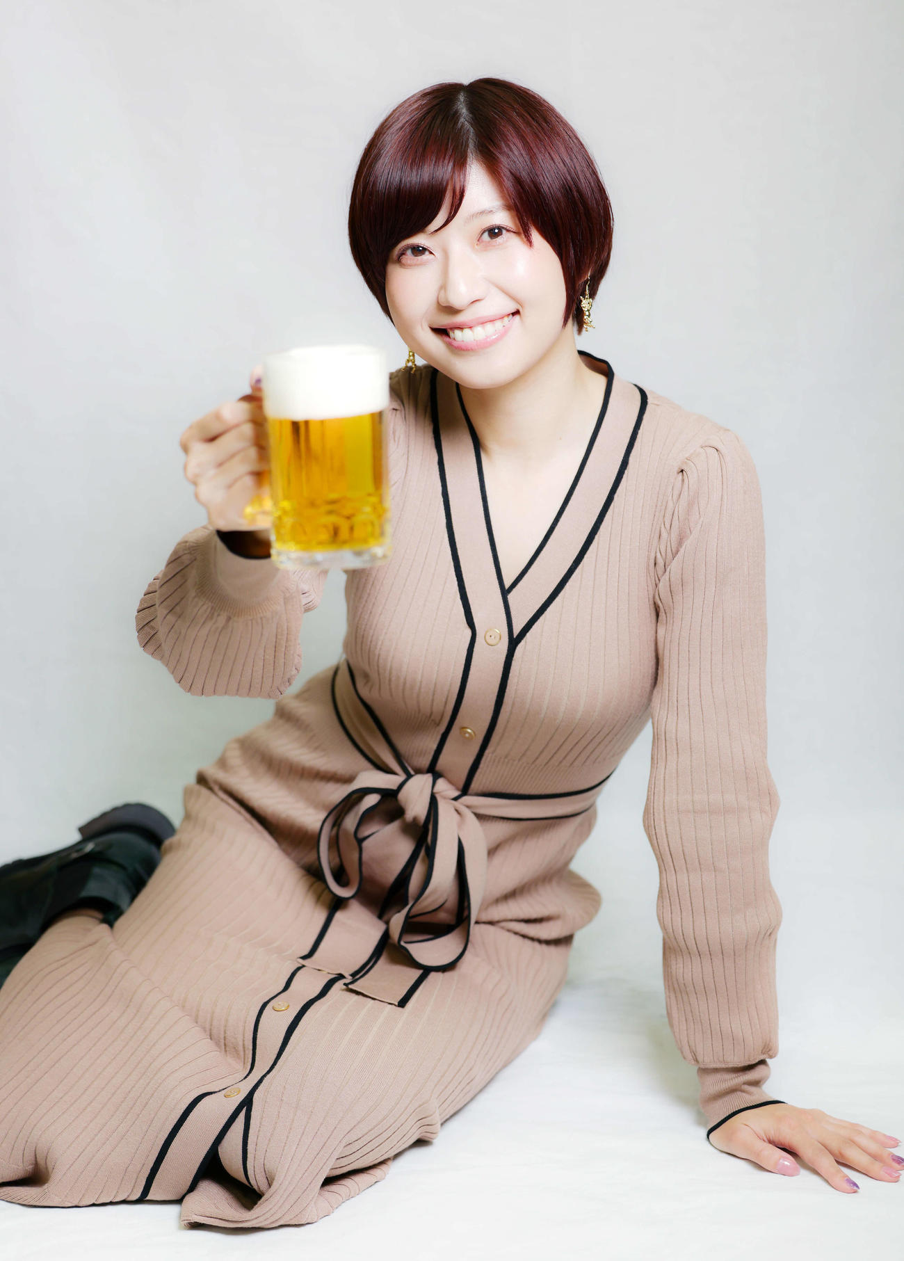 インタビュー　ビールを飲む動画のアップを開始して10年目を迎えたグラビアアイドルの天野麻菜。ビール片手にすてきな笑顔を見せてくれました＝2022年11月28日